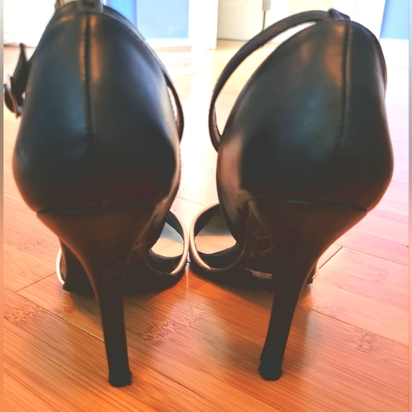 Cream & Black Le Chateau Women's Pumps - Picture 5 of 7